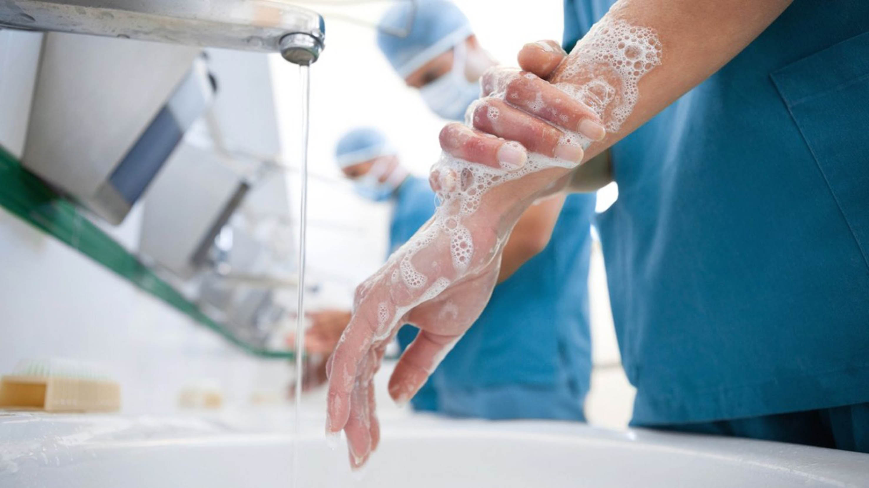 Гигиена кожи кожные заболевания. Гигиена в медицине. Медработник моет руки. Гигиена рук. Гигиена тела медицинского персонала.